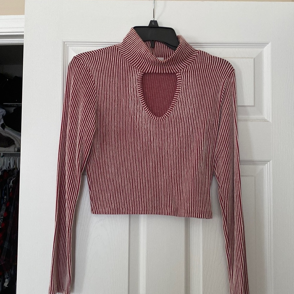 Cute crop burgundy stripped shirt, looks great with jeans or a skirt!